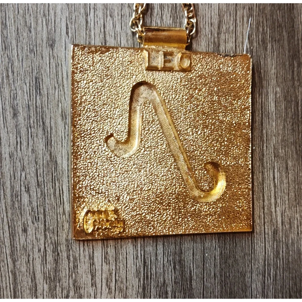 VTG Celebrity Gold Tone Leo Zodiac Sign Square‎ Pendant Necklace Black Enamel
